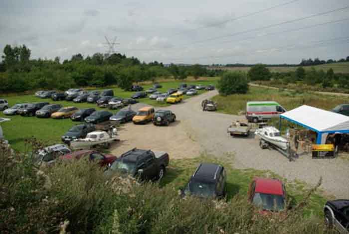 Mange biler på parkeringspladsen